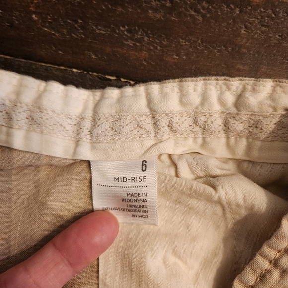 Old Navy Linen Tan Mid- Rise Shorts Sz 6 - Picture 4 of 4